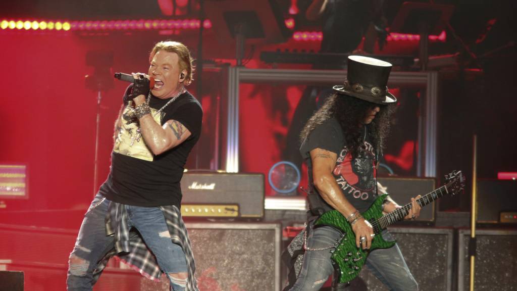 ARCHIV - Axl Rose (l) und Slash, von der US-amerikanischen Hard-Rock-Band Guns n' Roses, treten auf. Foto: Jack Plunkett/Invision/AP/dpa