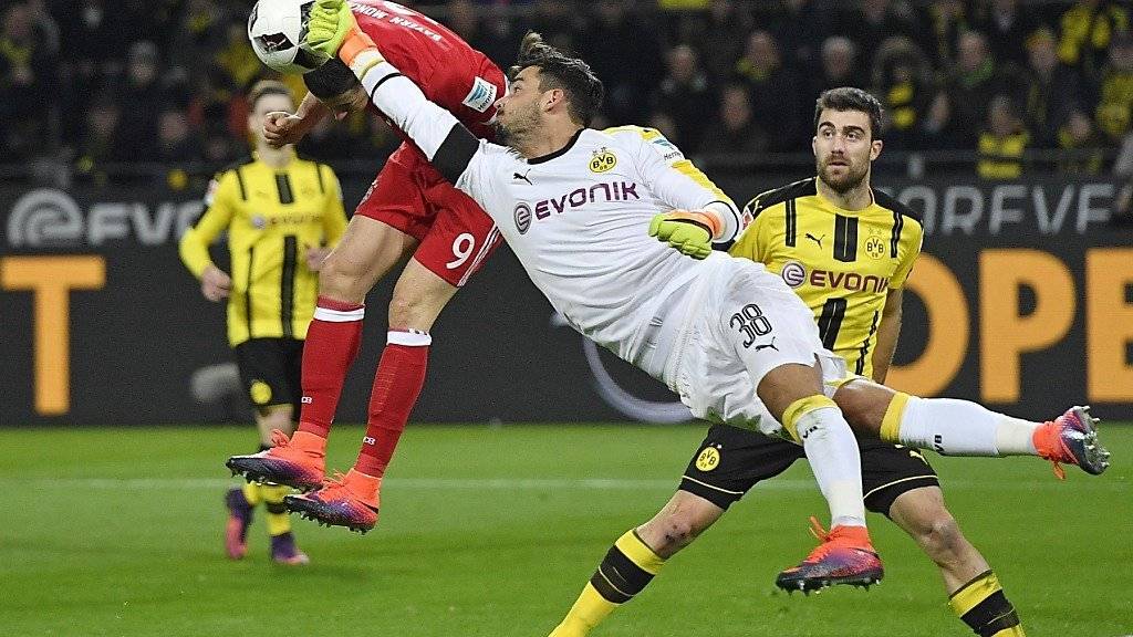 Dortmunds Schweizer Torhüter Roman Bürki verletzte sich gegen Bayern München und fällt bis Ende Jahr aus