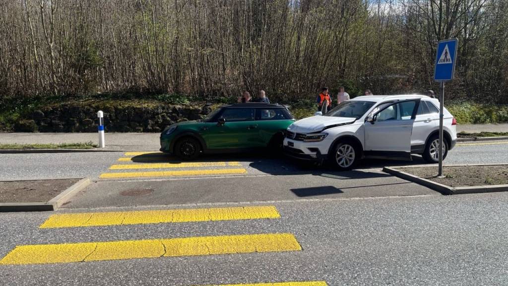 Autofahrer (26) prallt in Heck von 44-Jähriger – drei Verletzte