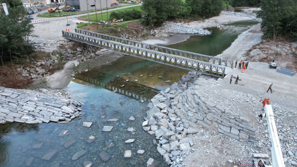 Die Ersatzbrücke in Cevio TI hat eine Länge von 61 Metern und eine Fahrbahnbreite von 4,2 Metern. Ihr Gewicht beträgt 130 Tonnen.