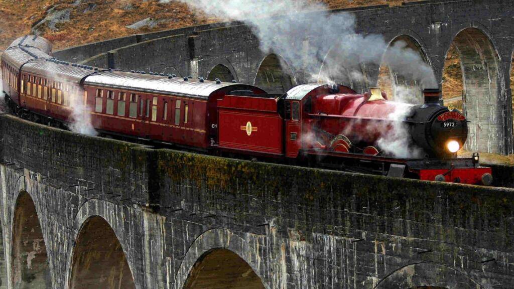 Der Hogwarts Express auf einem Viadukt in Grossbritannien bei einer Fahrt 2007. (Archivbild)