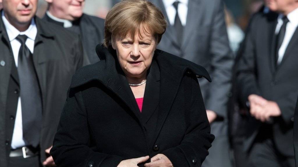 Deutschlands Kanzlerin Angela Merkel auf dem Weg zur St. Aposteln-Kirche in Köln, wo Angehörige, Freunde und politische Weggefährten Abschied von Guido Westerwelle nehmen.