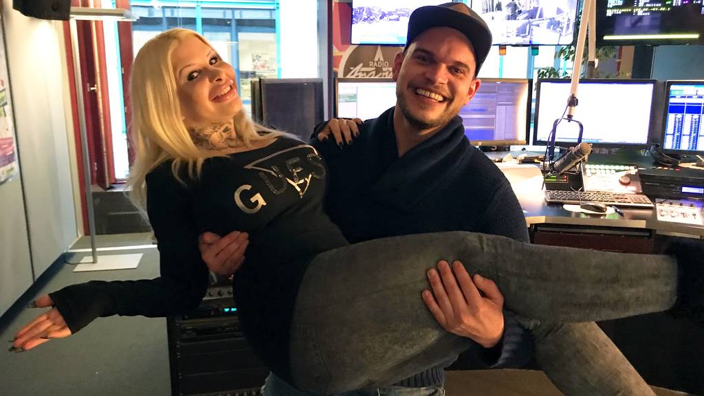 Pornostar Aviva Rocks bei Bisang
