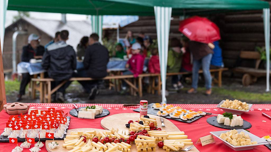 Szene an einem 1.-August-Brunch auf einem Hof im bündnerischen Valendas im Jahr 2015. (Archivbild)