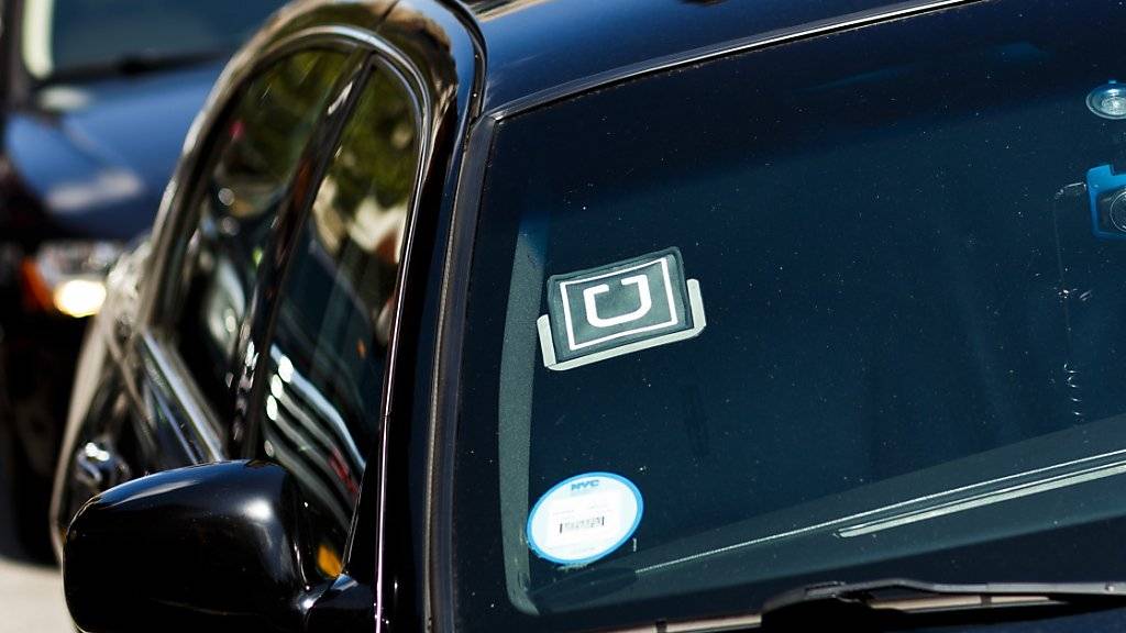Ein Auto mit dem Logo des Fahrdienst-Vermittlers Uber in New York. (Symbolbild)