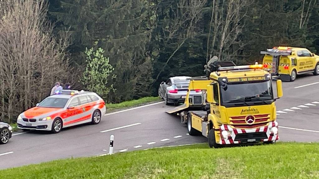 22-Jähriger stürzt mit Porsche hundert Meter tief in Tobel