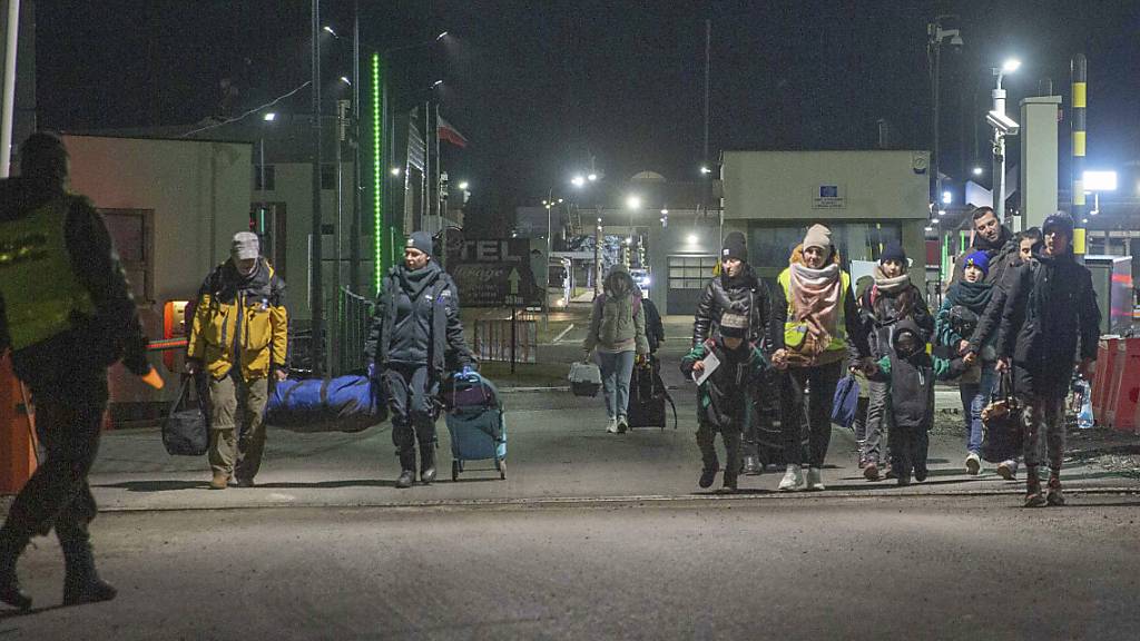 Flüchtlinge aus der Ukraine kommen am Sonntag am Grenzübergang Medyka in Polen an.