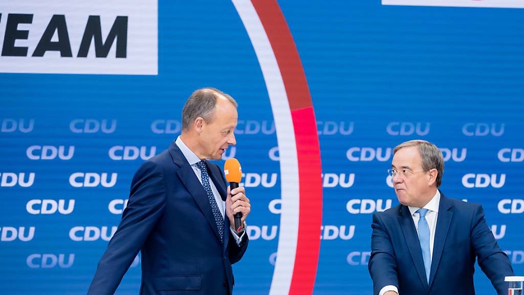 Mit einem achtköpfigen Team um den früheren Fraktionschef Friedrich Merz (CDU) geht Unionskanzlerkandidat Armin Laschet (CDU) in den Wahlkampf-Endspurt. Foto: Christoph Soeder/dpa