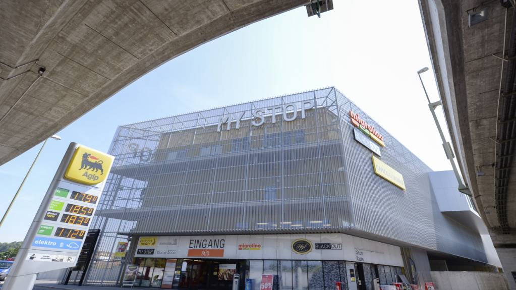 Falsche Polizisten nach Diebstählen auf Zürcher Raststätten gefasst