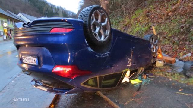 Betrunkener Autolenker fährt Bushäuschen zu Kleinholz