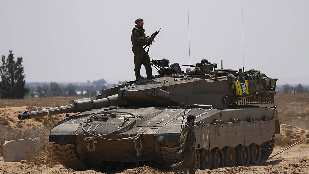 Israelische Soldaten in der Nähe der Grenze zum Gazastreifen im Süden Israels. Foto: Tsafrir Abayov/AP/dpa