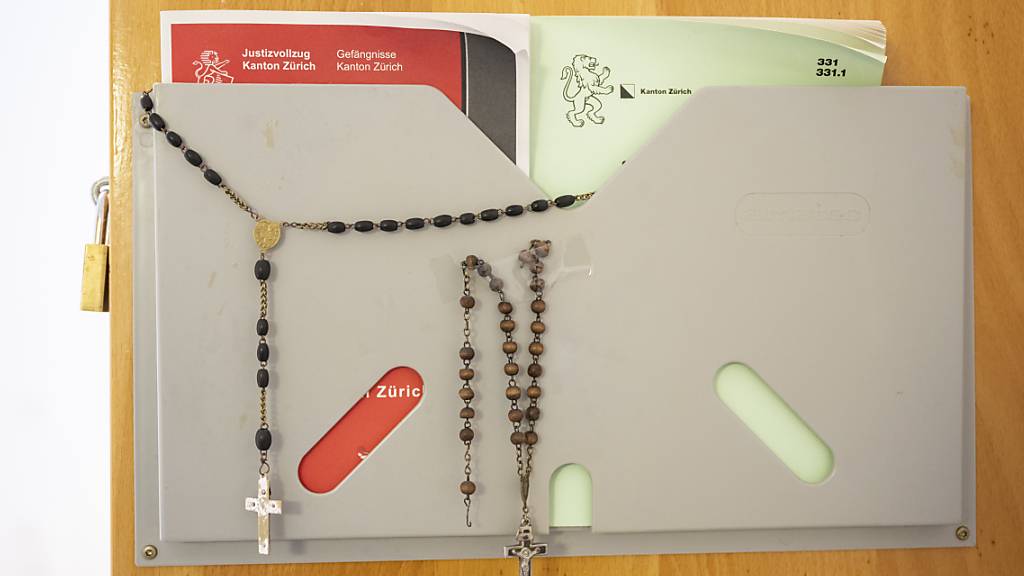 In den Zürcher Gefängnissen läuft bisher alles noch auf Papier, von der Terminvereinbarung mit dem Arzt bis zur Kioskbestellung. Das wird sich jetzt ändern. Im Bild eine Info-Wand im Gefängnis Pfäffikon. (Archivbild)
