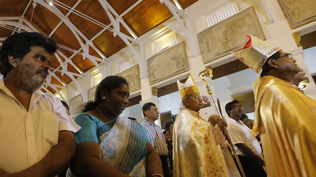 Erste Messe in der von den Anschlägen betroffenen Kirche in Colombo: Kardinal Malcolm Ranjith (zweiter von rechts) zelebriert sie mit Überlebenden.