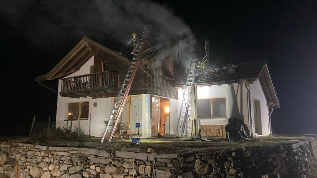 In einem Einfamilienhaus in Leggia GR brach in der Nacht auf Freitag ein Feuer aus.