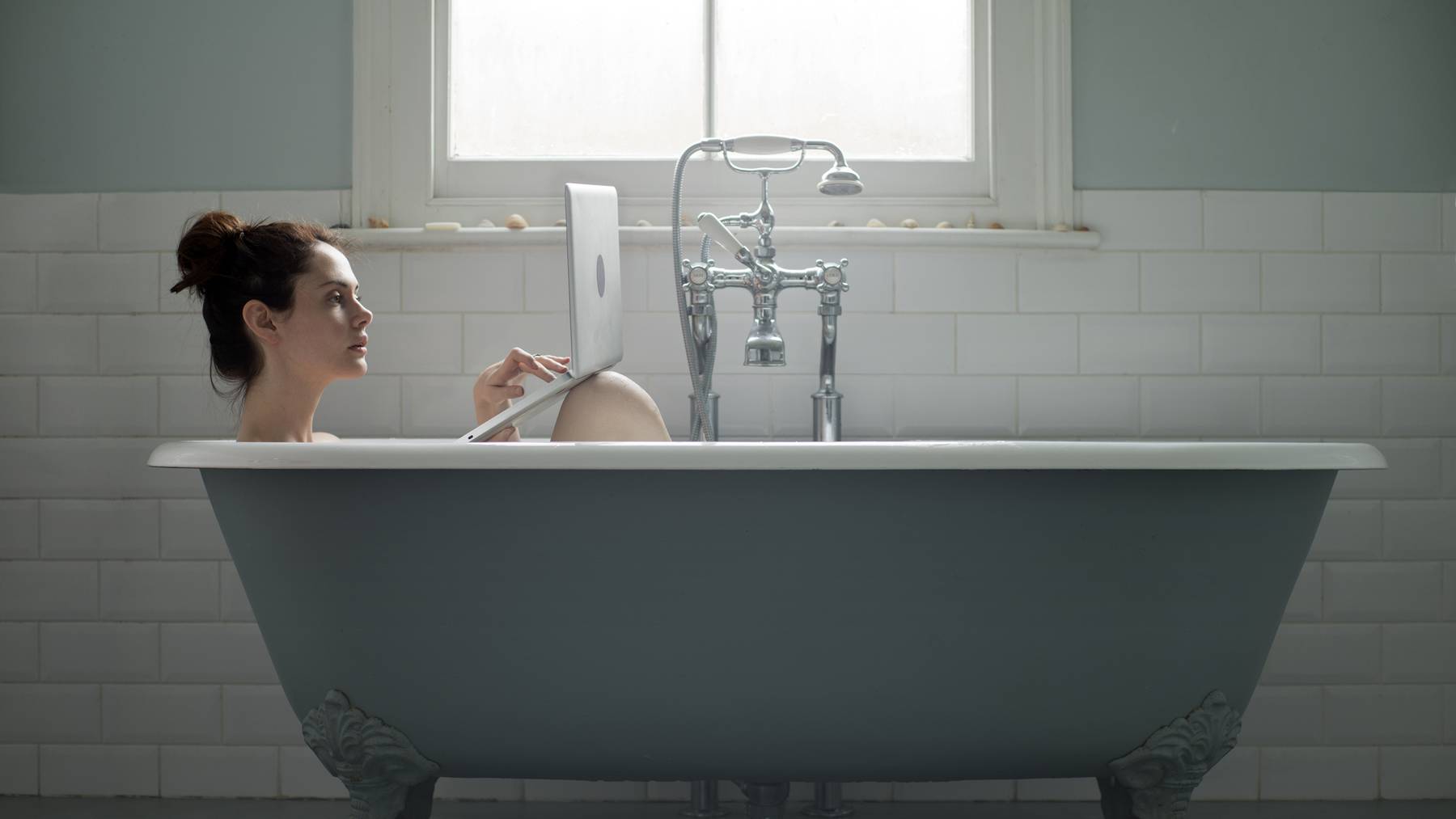 Völlig falsch: Wenn man während der Arbeitszeit badet, sollte man den Laptop nicht dabei haben.