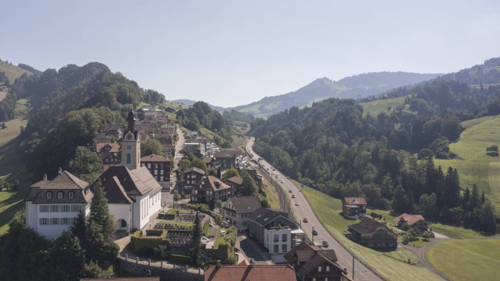 Die Hauptstrasse zwischen Lustnau bei Sattel und Biberegg bei Rothenthurm soll saniert und ausgebaut werden.