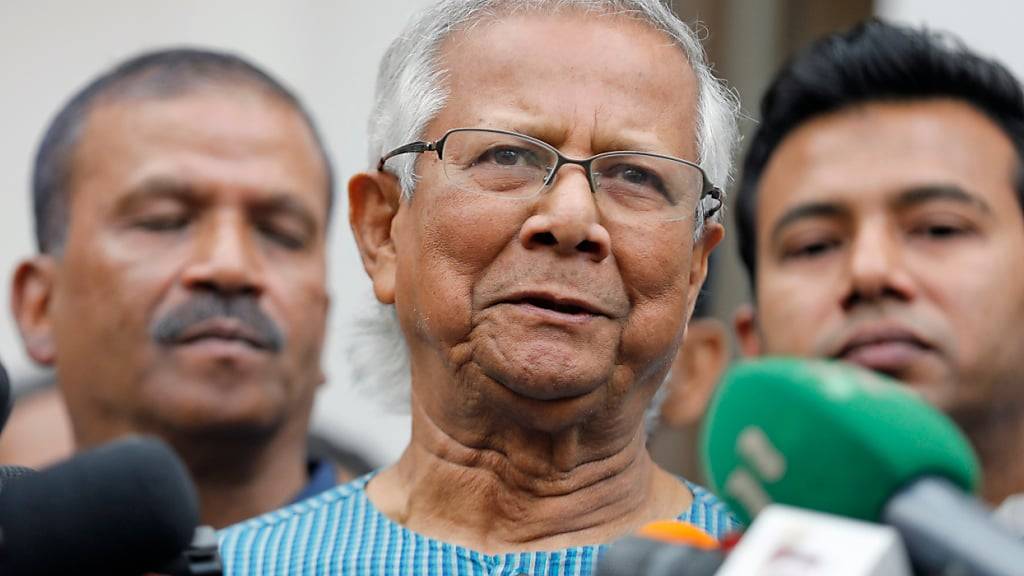 ARCHIV - Muhammad Yunus, Friedensnobelpreisträger und Vorsitzender des Yunus-Zentrums, spricht zu Journalisten, nachdem er von einem Gericht in einem Veruntreuungsfall auf Kaution freigelassen wurde. Foto: Mahmud Hossain Opu/AP/dpa