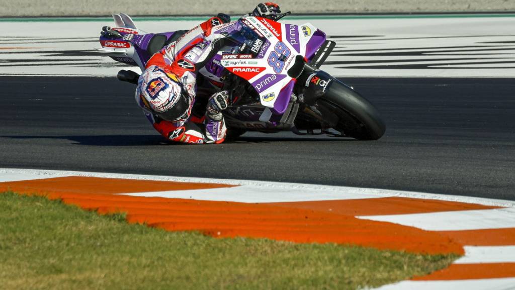 Jorge Martin war im Sprintrennen in Valencia nicht zu bezwingen, womit er die Titelentscheidung in der MotoGP-Klasse auf Sonntag verschob