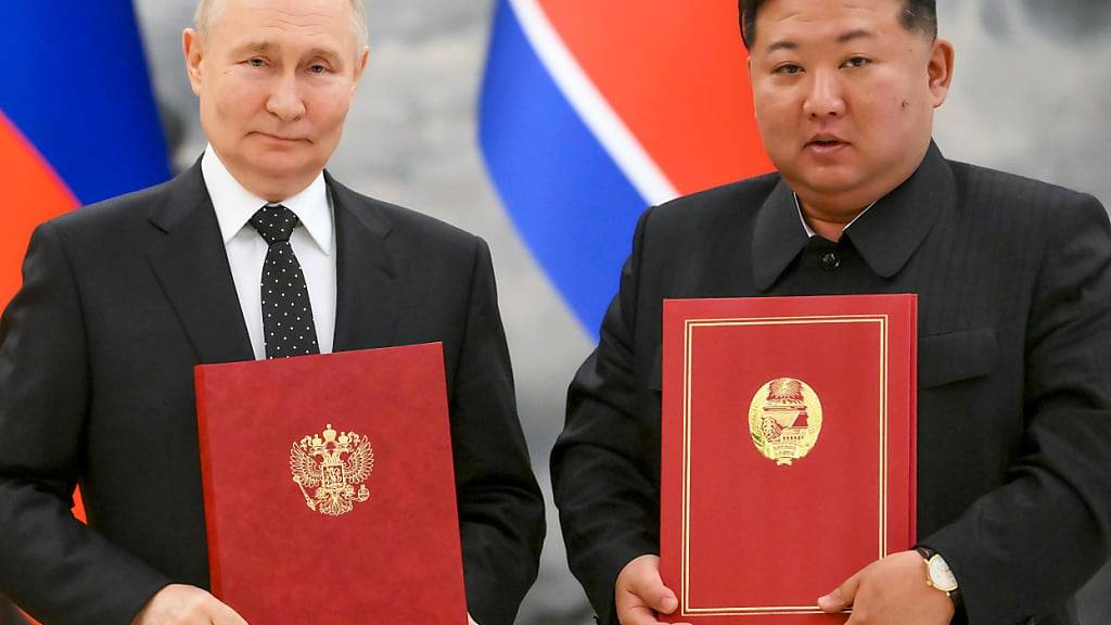 ARCHIV - Dieses von der staatlichen russischen Nachrichtenagentur Sputnik via AP veröffentlichte Foto zeigt den russischen Präsidenten Wladimir Putin (l) und den nordkoreanischen Staatschef Kim Jong Un posieren für ein Foto während einer Unterzeichnungszeremonie der neuen Partnerschaft. Erstmals hat Nordkorea den Einsatz von nordkoreanischen Soldaten im Ukraine-Krieg bestätigt. (Archivfoto) Foto: Kristina Kormilitsyna/Pool Sputnik Kremlin/AP/dpa