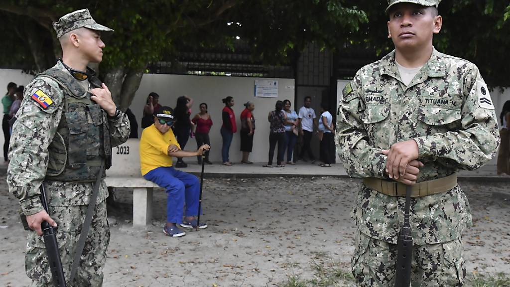Soldaten bewachen ein Wahllokal in Ecuador. Foto: Ariel Ochoa/AP/dpa