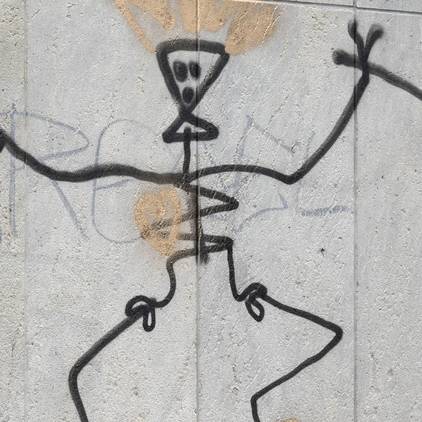 Graffiti-Künstler Naegeli versprayt Pfarrkirche während Medienrundgang