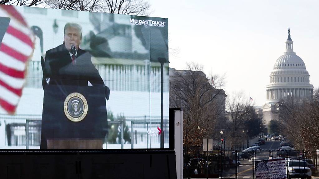 Ein Foto des ehemaligen US-Präsidenten Trump ist auf einem Monitor zu sehen, der auf einem Anhänger in der Nähe des US-Kapitols geparkt ist.