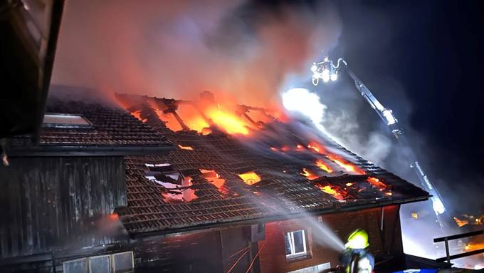 Meterhohe Flammen: Haus brennt nach Blitzeinschlag lichterloh