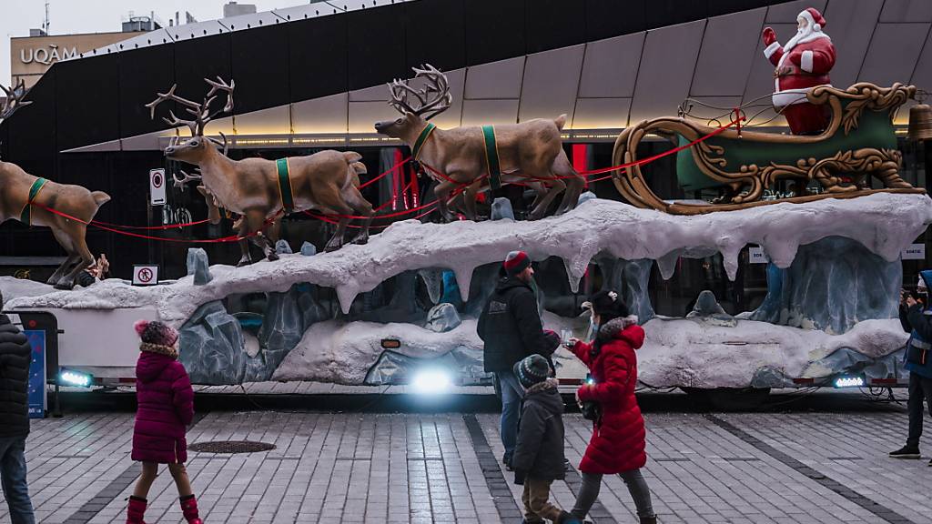 Montreal erlebt die wärmsten Weihnachten in seiner Geschichte. Die Rentiere und der Schlitten des Weihnachtsmannes sind nur auf künstlichem Schnee zu bewundern.