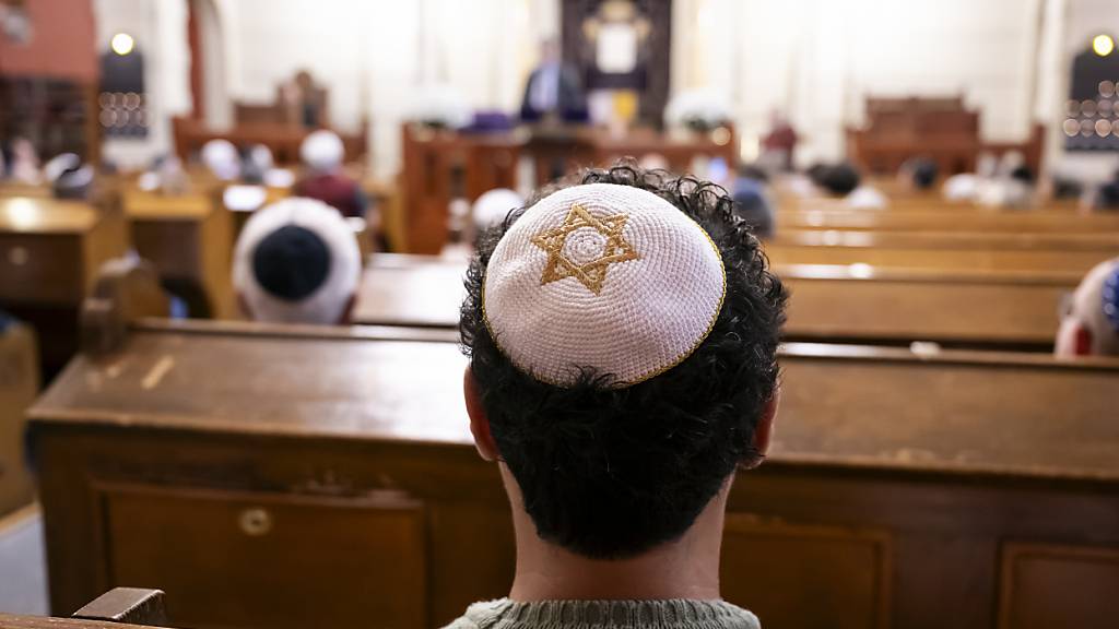 Ein Mitglied der Gemeinde trägt eine Kippa mit dem Davidstern in einer Synagoge in Bern. (Symbolbild)