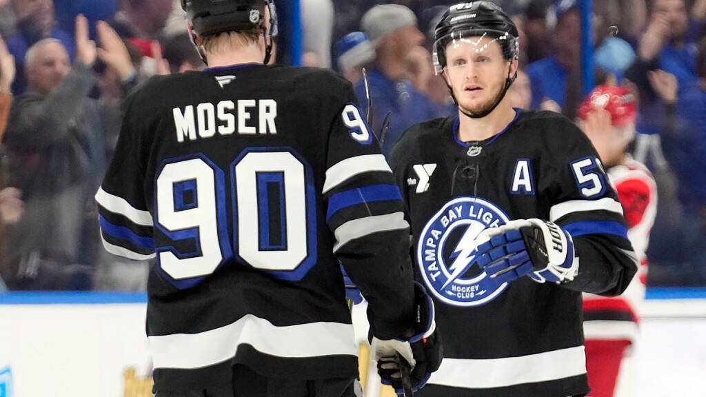 Janis Moser, hier beim Torjubel mit Jake Guentzel, unterschreibt bei Tampa Bay Lightning bis Sommer 2034