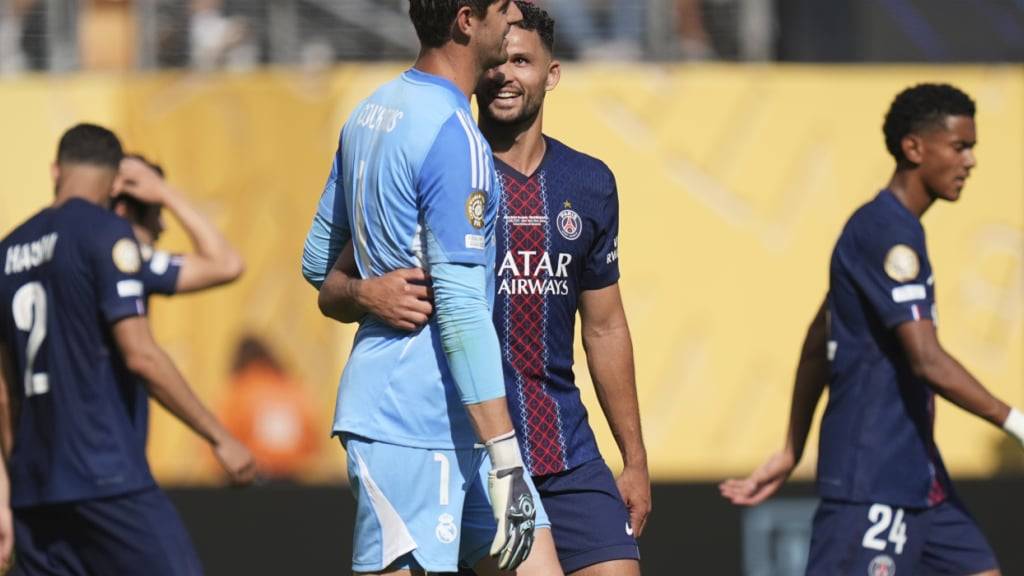 Trost und Jubel: PSG-Stürmer Gonçalo Ramos umarmt Reals Goalie Thibaut Courtois nach dem vierten Gegengoal