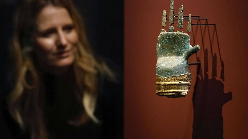 Die sogenannte Bronzehand von Prêles ist ein Herzstück der Ausstellung «Und dann kam Bronze!» im Bernischen Historischen Museum. Diese 3500 Jahre alte Hand gilt als die älteste in Europa bekannte Nachbildung eines menschlichen Körperteils in Bronze. Gefunden wurde sie im Berner Jura.