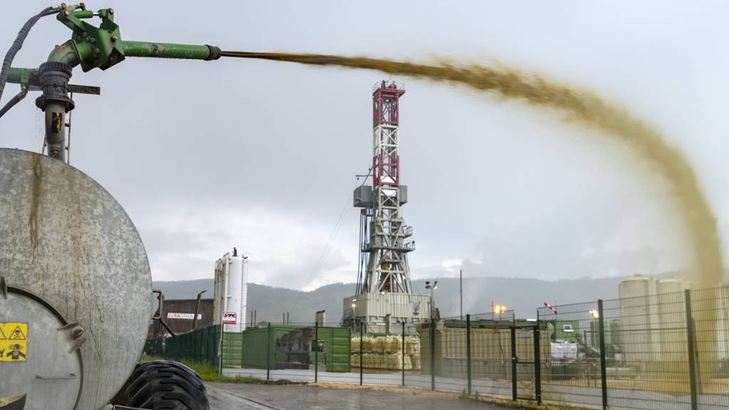 Gegner eines Geothermie-Projekts in Haute-Sorne JU bringen Gülle auf das Areal der Baustelle aus.