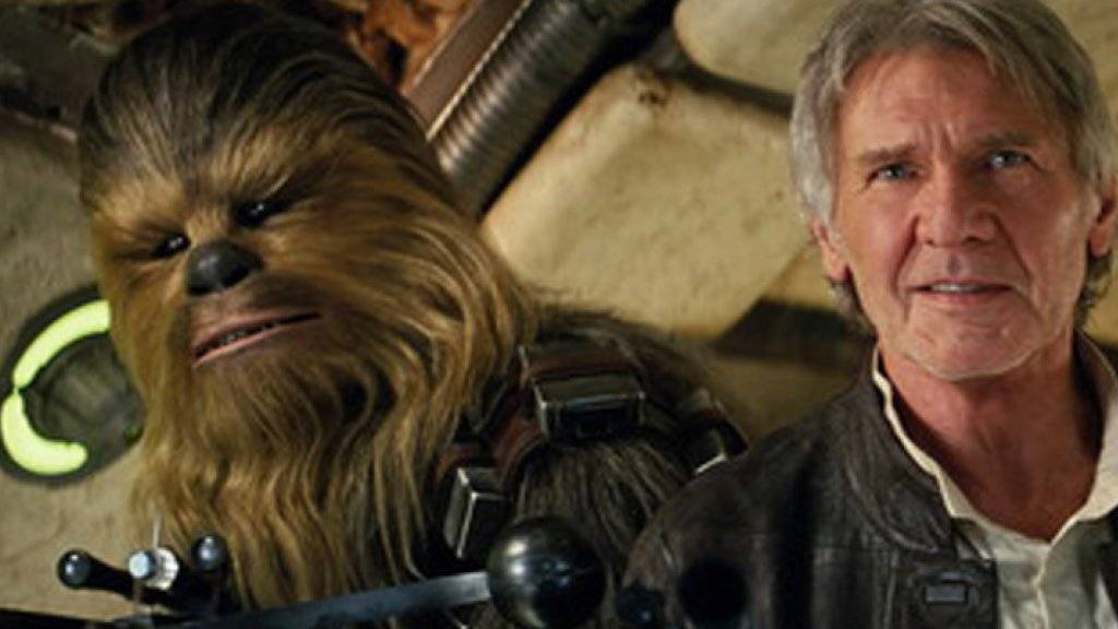 Darsteller Peter Mayhew als Chewbacca und Schauspieler Harrison Ford in «Star Wars: The Force Awakens.» (Archivbild)