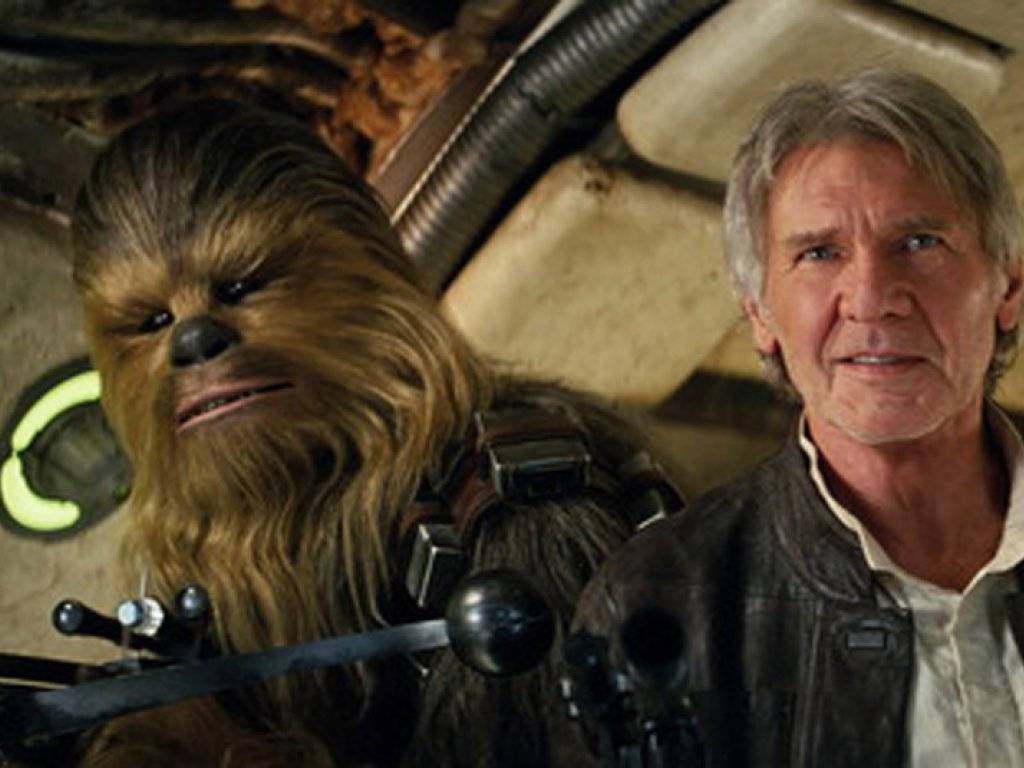 Darsteller Peter Mayhew als Chewbacca und Schauspieler Harrison Ford in «Star Wars: The Force Awakens.» (Archivbild)