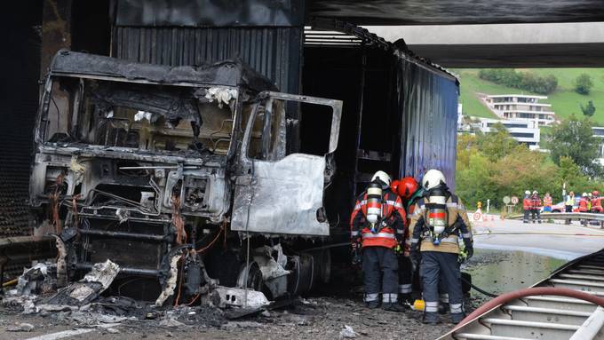 Lastwagen brennt auf Autobahn bei Sissach komplett aus