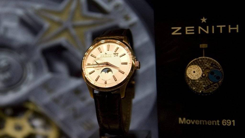 Eine Luxus-Uhr von Zenith an einem Stand an der Uhrenmesse Baselworld. (Archiv)
