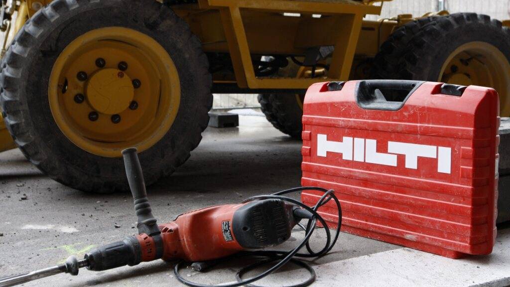 Ein Maschinenkoffer des Bautechnologiekonzerns Hilti auf einer Baustelle in Zürich. (Archivbild)