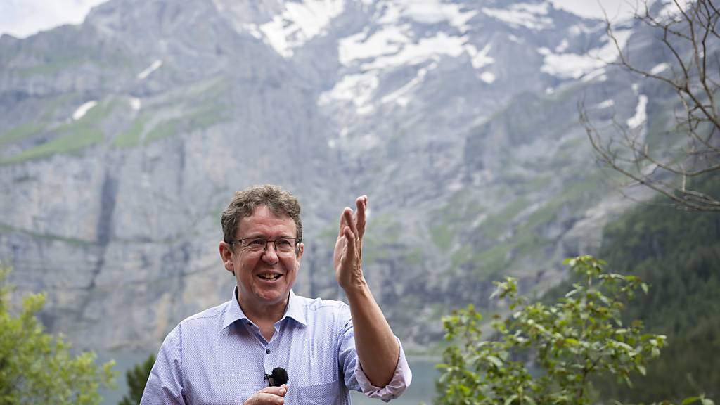 Bundesrat Albert Rösti erläuterte am Oeschinensee im Berner Oberland die kommenden Hauptaufgaben für sein Departement.