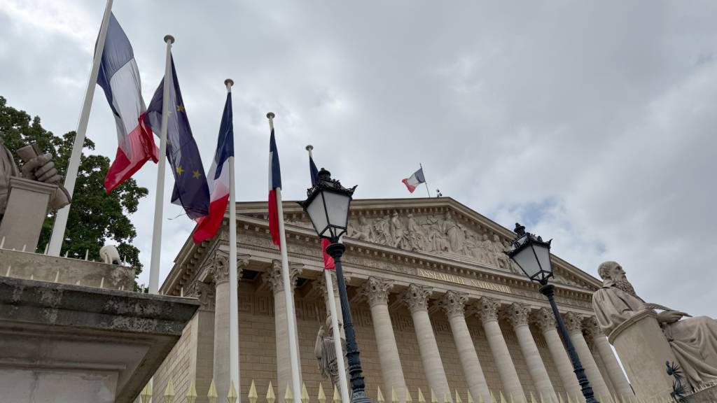 Frankreichs Etat beschlossen - Misstrauensvoten scheitern