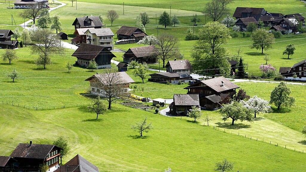 Die Landschaftsinitiative wird bedingt zurückgezogen. Das Initiativkomitee pocht aber auf eine strikte Umsetzung des vom Parlament verabschiedeten neuen Raumplanungsgesetzes. (Archivbild)
