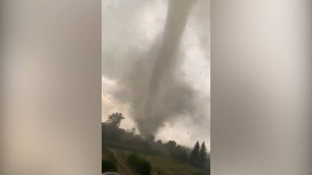 Tornado und Unwetter verwüsten Dörfer