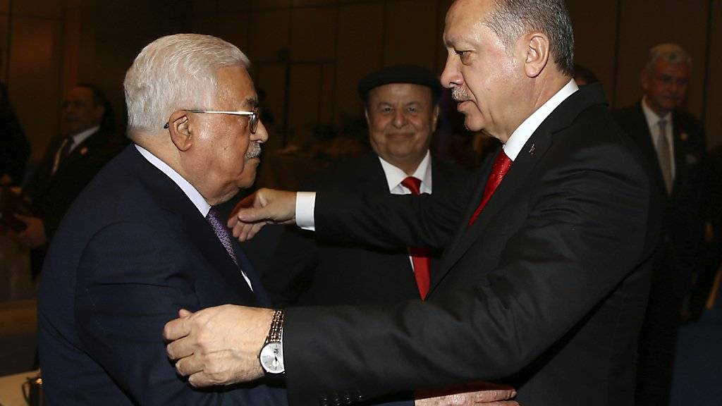 Der türkische Präsident Erdogan (rechts) begrüsst Palästinenserpräsident Abbas zum Gipfel in Istanbul.