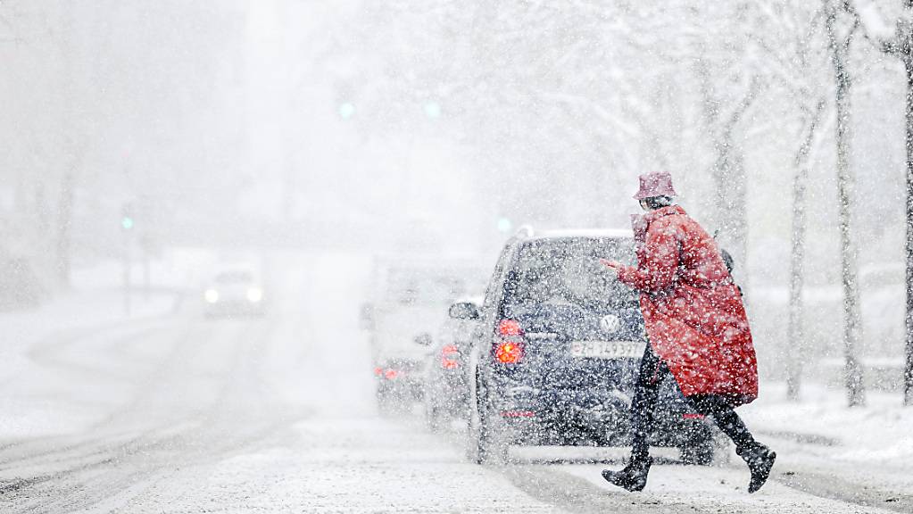 Schlechte Sicht und schwierige Strassenverhältnisse wegen starken Schneefalls haben am Freitag Fussgängerinnen und Autofahrer herausgefordert.
