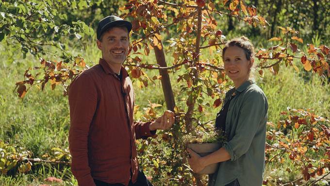 Marina Saladin und Andreas Burri zeigen ihren Familiengarten mit Naturpool