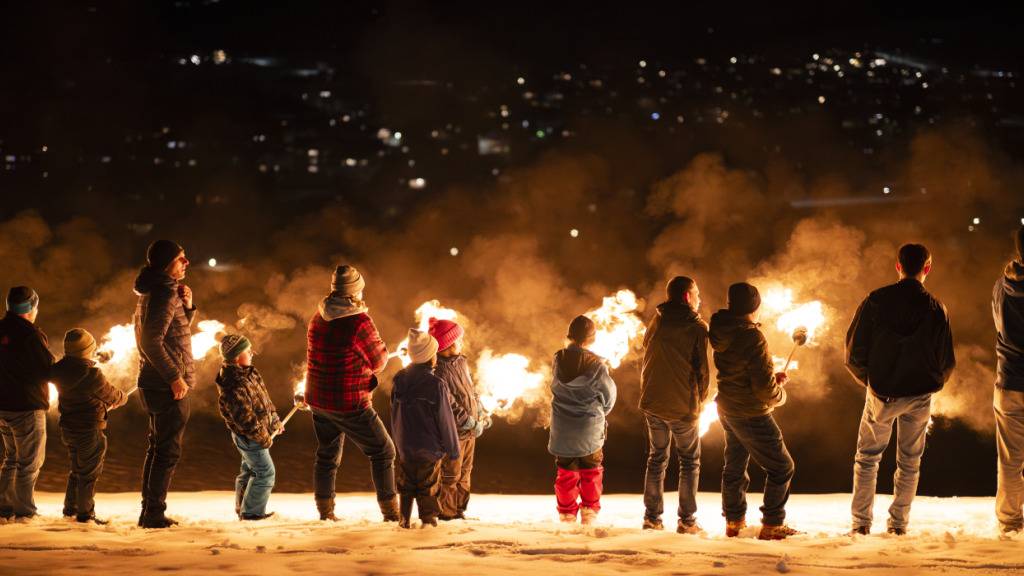Ein Fackelzug am Sonntag auf dem Weg zum Funken im Ried bei Appenzell.