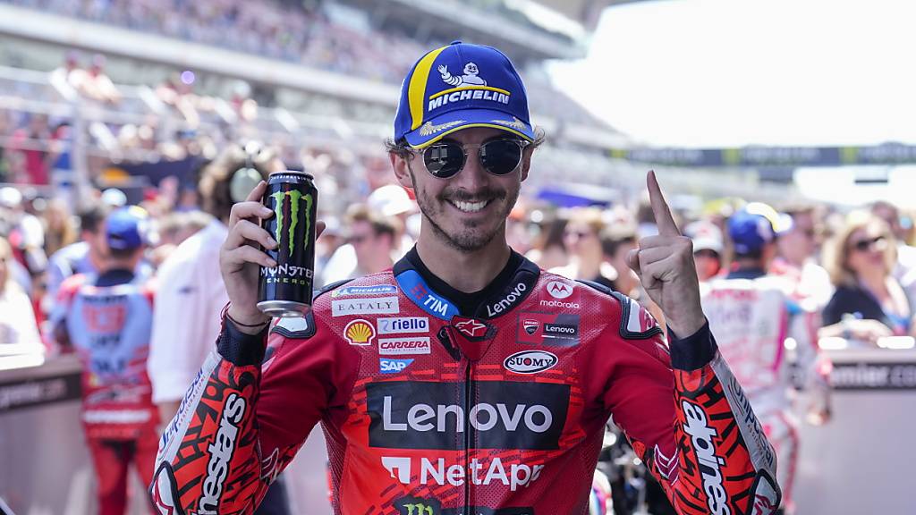 Francesco Bagnaia hat gut lachen: Nach seinem 33. Grand-Prix-Sieg rückt er noch näher an MotoGP-WM-Leader Jorge Martin heran