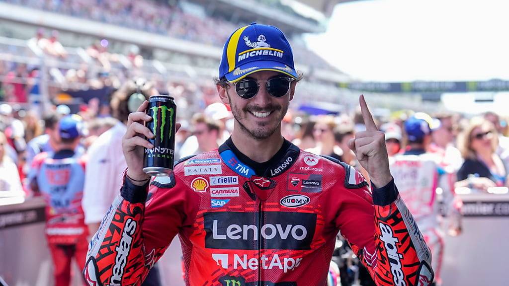 Francesco Bagnaia hat gut lachen: Nach seinem 33. Grand-Prix-Sieg rückt er noch näher an MotoGP-WM-Leader Jorge Martin heran