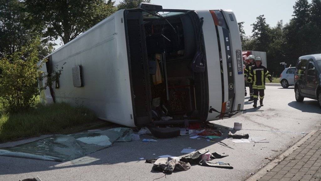 Rettungskräfte am Mittwoch in Bohmte (Niedersachsen) beim umgestürzten Reisebus.
