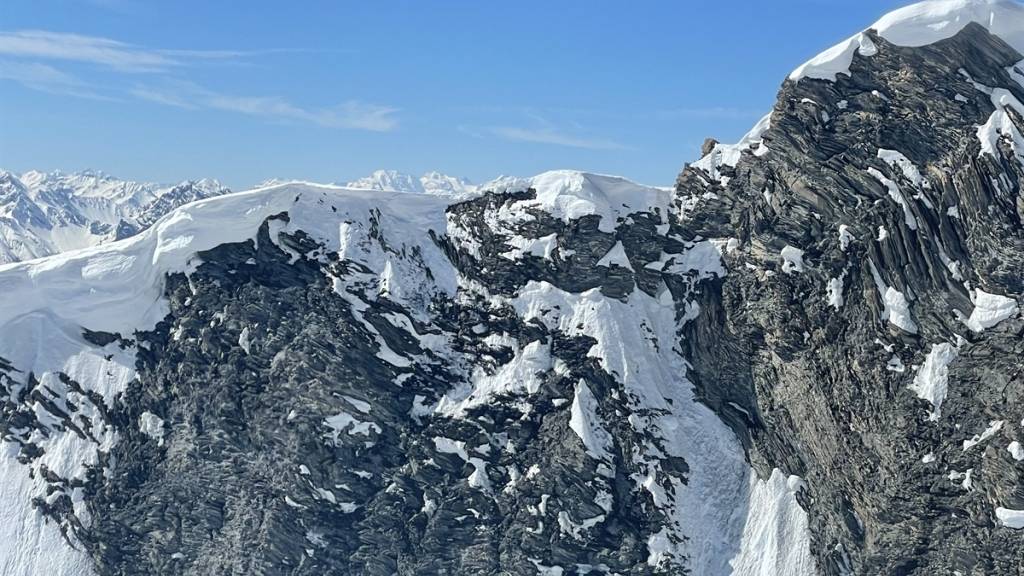 Den Sturz an der Ostflanke des Muttler in Graubünden 700 Meter in die Tiefe hat ein Skitourengänger am Sonntag nicht überlebt.